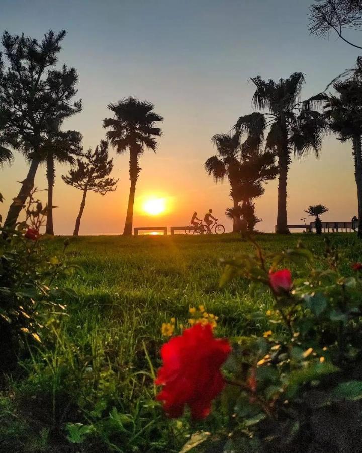 Panoramic Sea And City View Aparthotel In Orbi City Batumi Bagian luar foto
